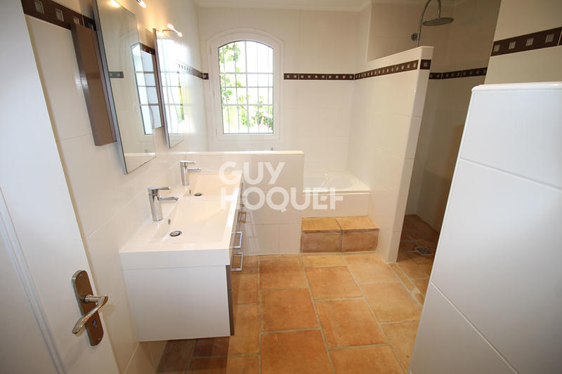 Maison - 200 m² - 6 pièces