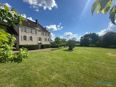 Maison - 305 m² - 9 pièces