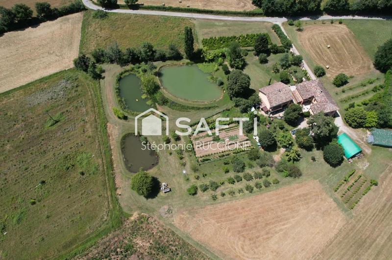 Maison - 240 m² - 6 pièces