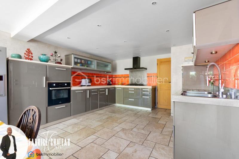 Maison - 212 m² - 8 pièces