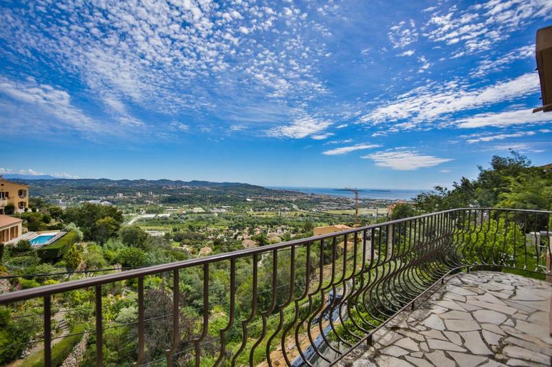 Maison - 240 m² - 8 pièces