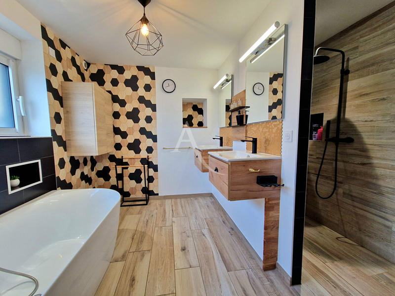 Maison - 311 m² - 7 pièces