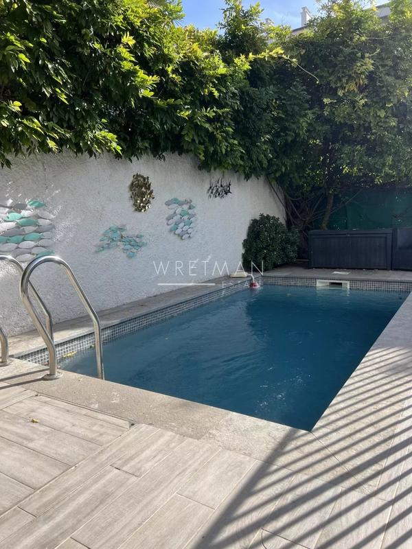 Villa - 242 m² - 9 pièces