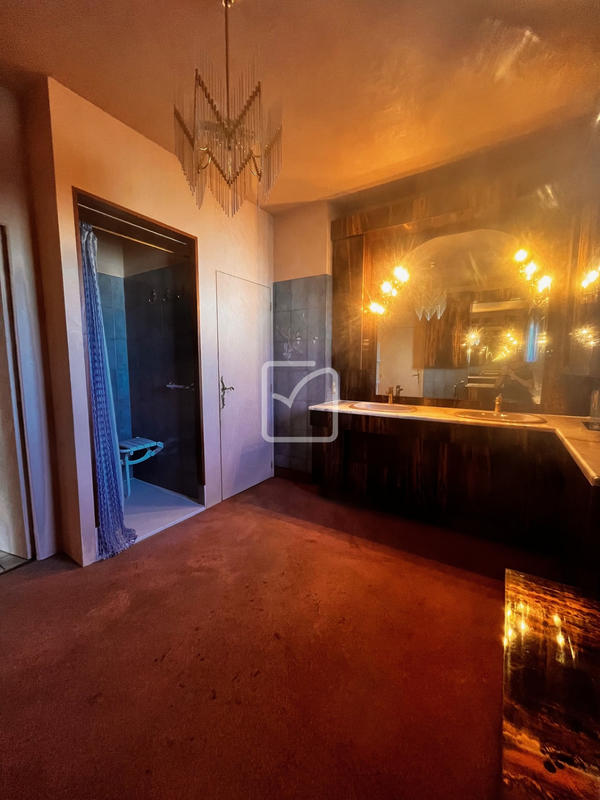 Maison - 290 m² - 11 pièces