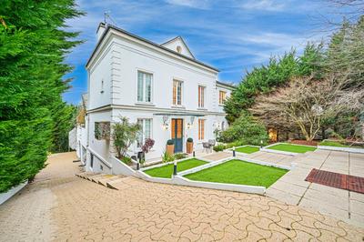 Maison - 418 m² - 9 pièces