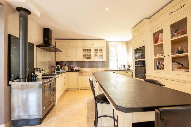 Maison - 240 m² - 8 pièces