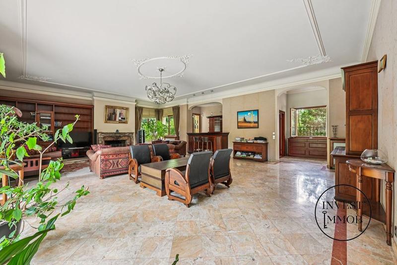 Maison traditionnelle - 365 m² - 12 pièces