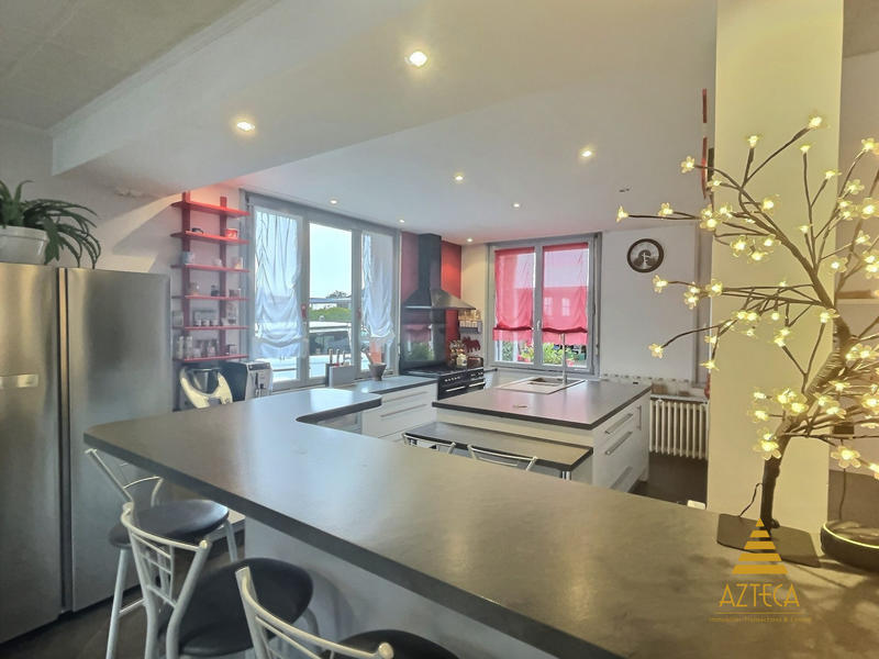 Maison - 221 m² - 8 pièces