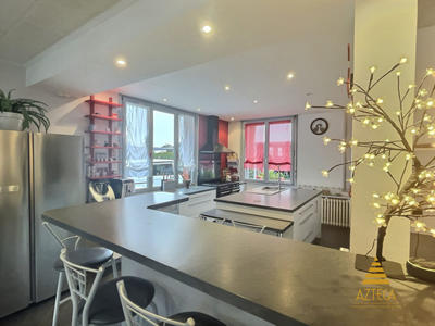 Maison - 221 m² - 8 pièces