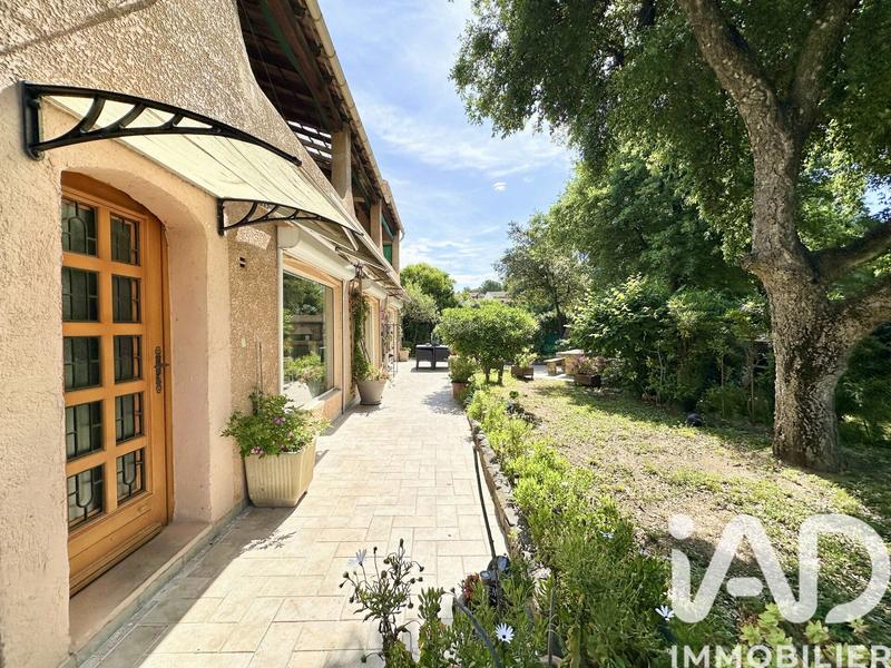 Maison - 230 m² - 9 pièces