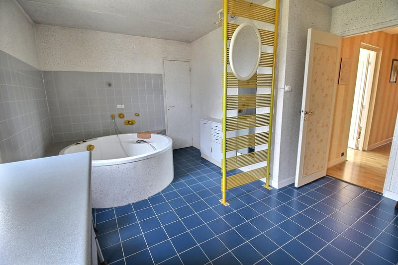 Maison - 230 m² - 8 pièces