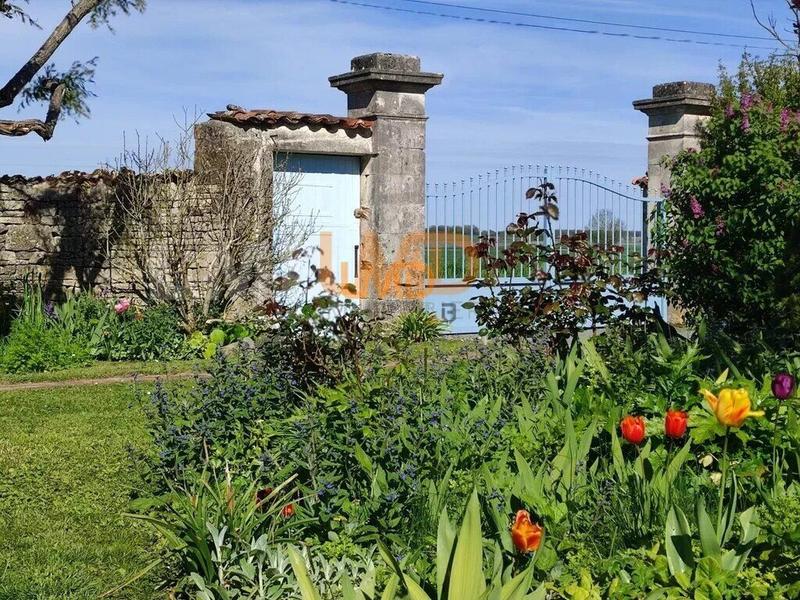 Maison - 232 m² - 8 pièces