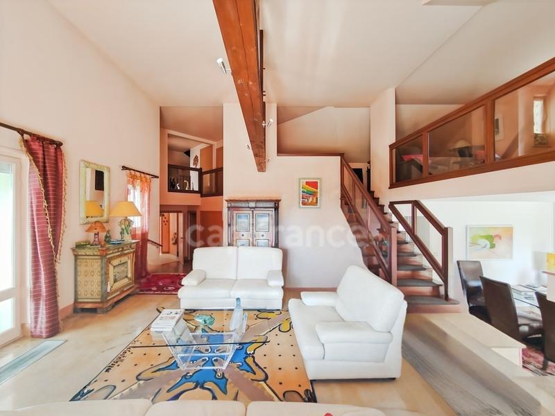 Maison - 201 m² - 7 pièces