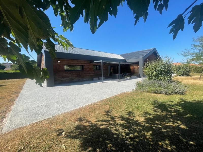 Maison - 221 m² - 6 pièces