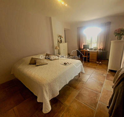 Maison - 250 m² - 6 pièces