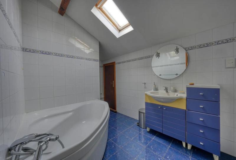 Maison - 330 m² - 12 pièces