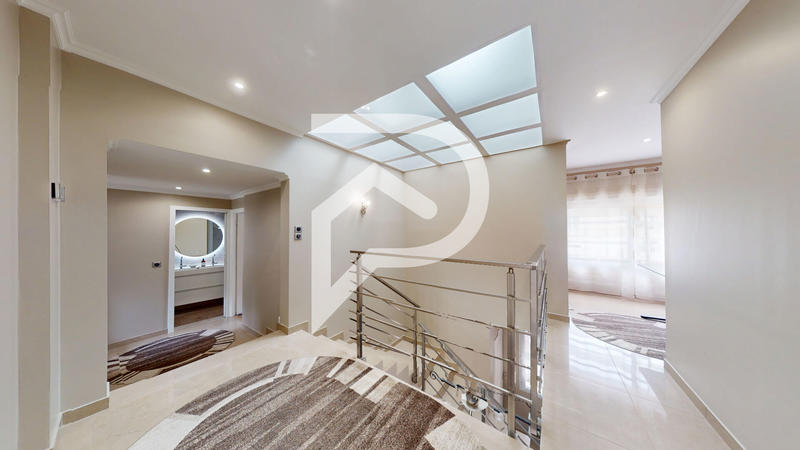 Maison - 235 m² - 8 pièces