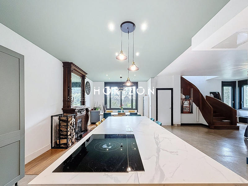 Maison - 202 m² - 7 pièces