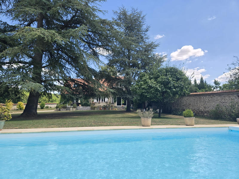 Maison - 230 m² - 9 pièces