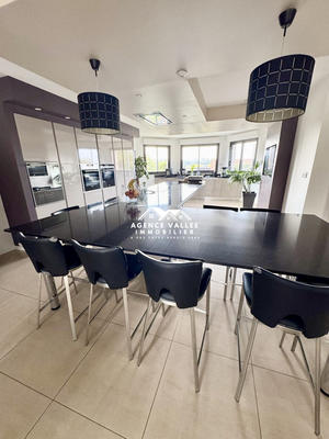 Maison - 280 m² - 8 pièces