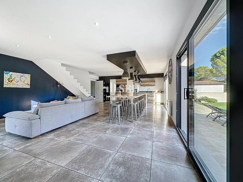 Villa - 211 m² - 10 pièces