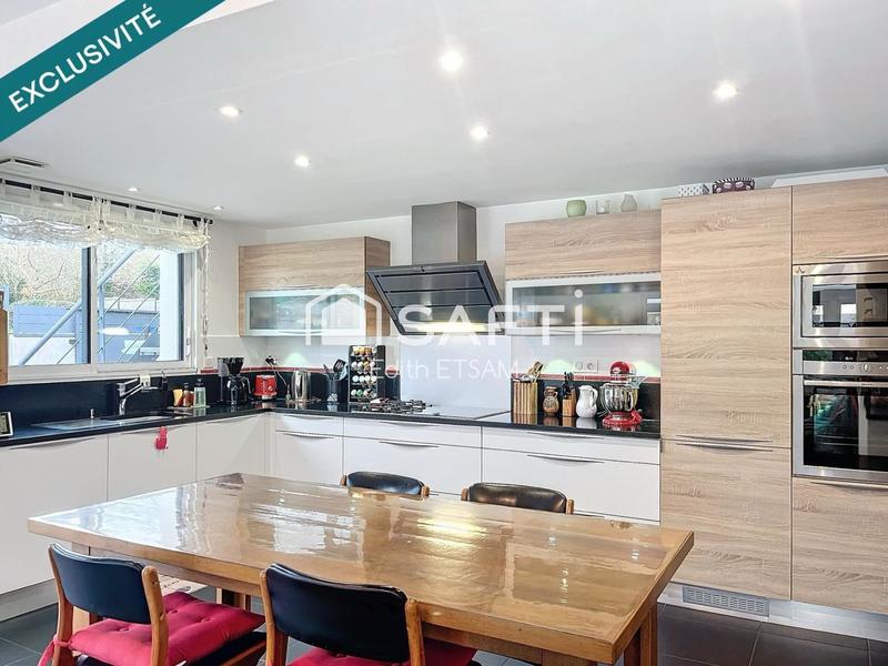 Maison - 220 m² - 8 pièces