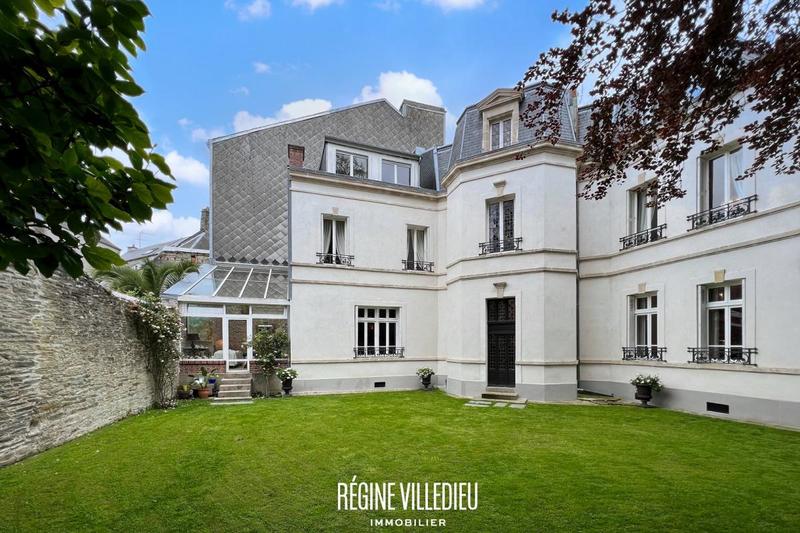 Demeure - 372 m² - 11 pièces