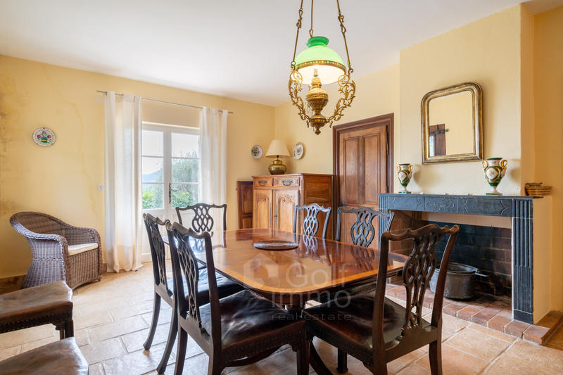 Maison - 240 m² - 7 pièces