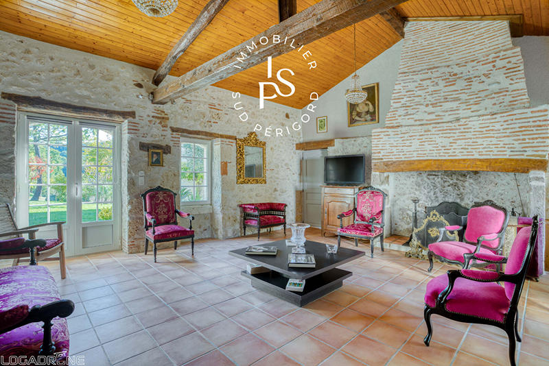 Demeure - 649 m² - 33 pièces