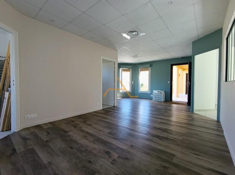 Bureau - 107 m² - 6 pièces