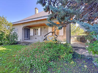 Maison - 240 m² - 11 pièces