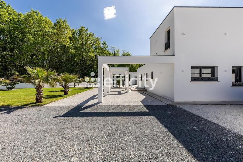 Maison - 340 m² - 10 pièces