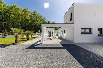 Maison - 340 m² - 10 pièces