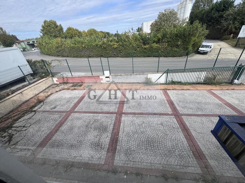 Entrepôt - 1 100 m²