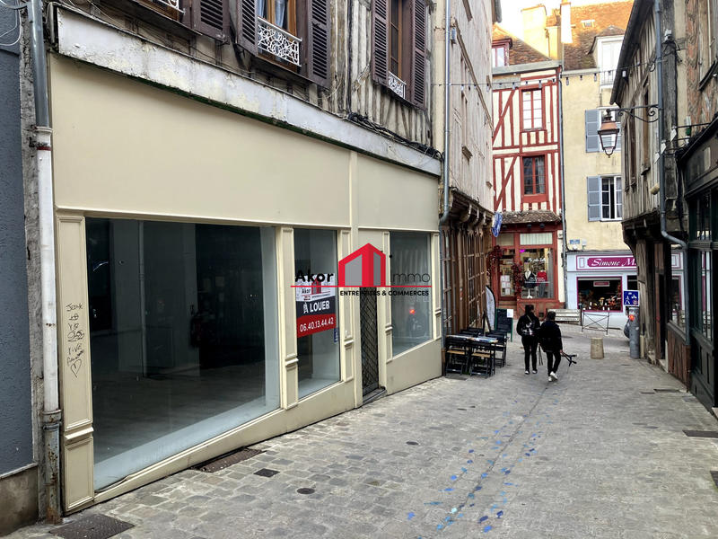 Local commercial - 130 m² - 1 pièce