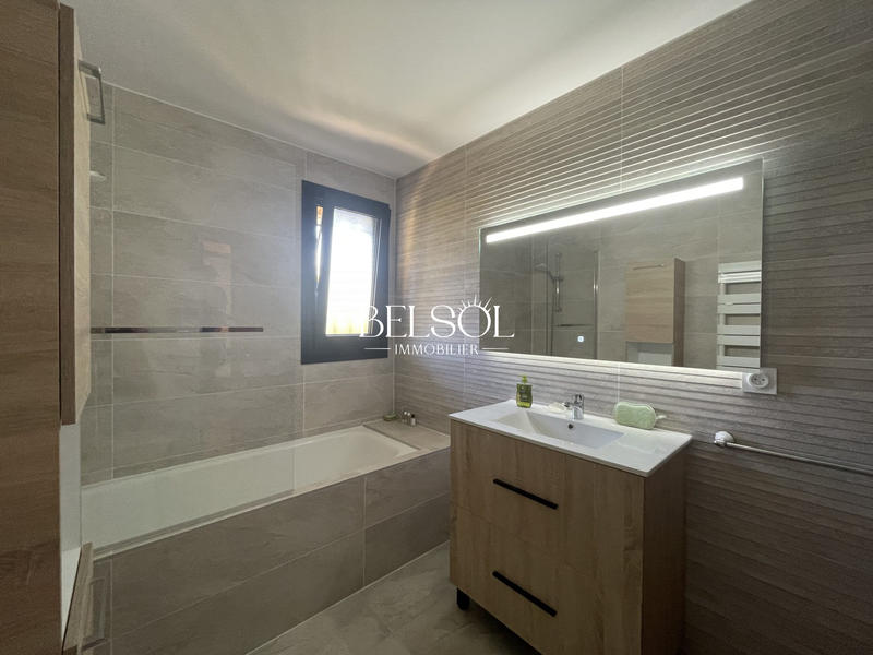 Maison traditionnelle - 230 m² - 7 pièces