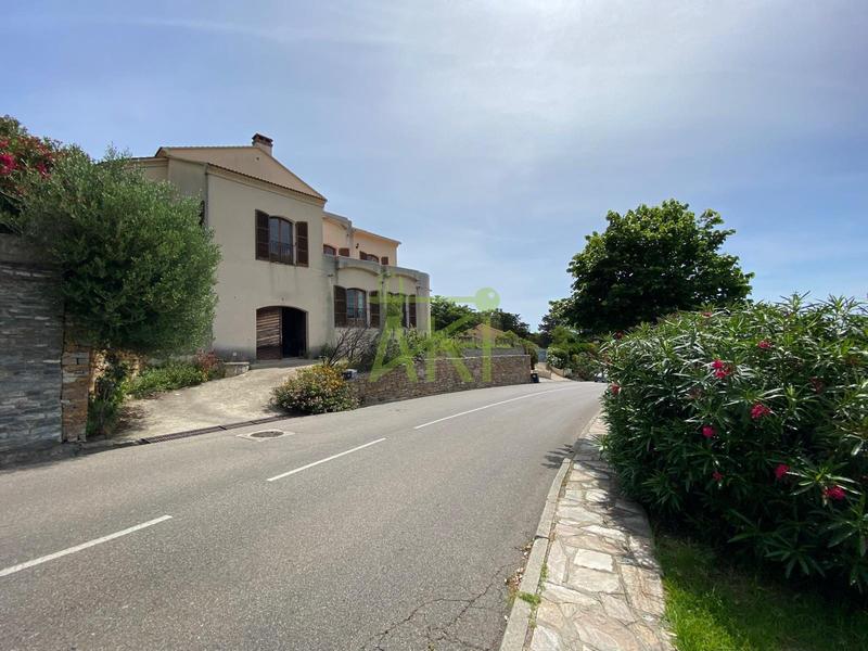 Maison traditionnelle - 353 m² - 9 pièces