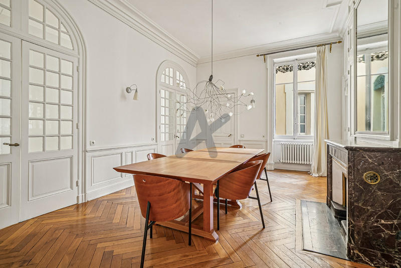 Appartement - 197 m² - 7 pièces