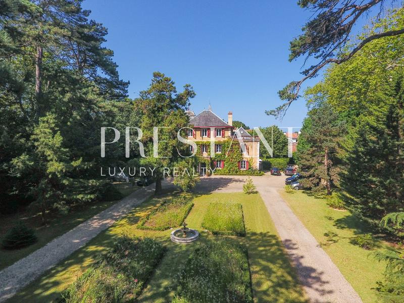 Maison - 800 m² - 20 pièces