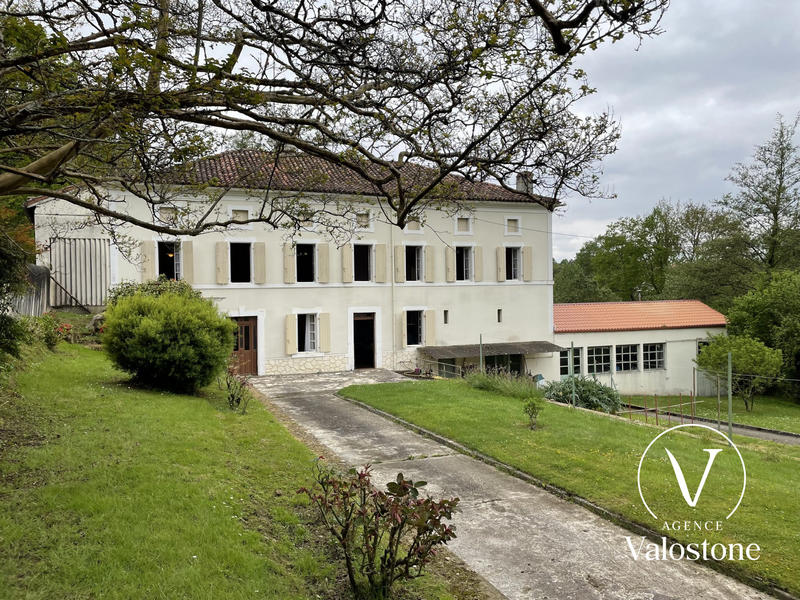 Maison traditionnelle - 300 m² - 11 pièces