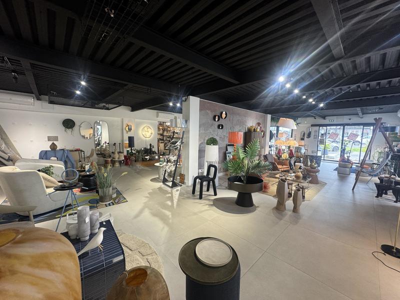 Local commercial - 150 m² - 1 pièce