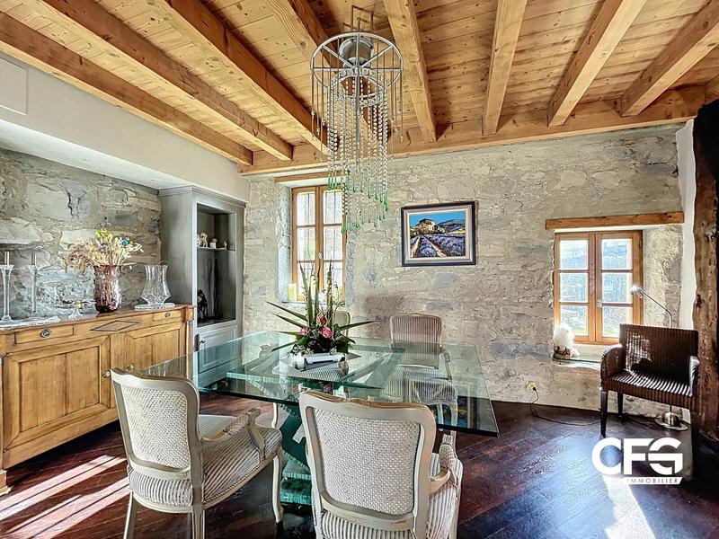 Maison - 228 m² - 7 pièces