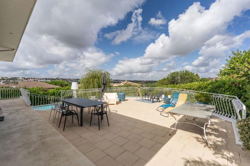 Maison - 250 m² - 8 pièces