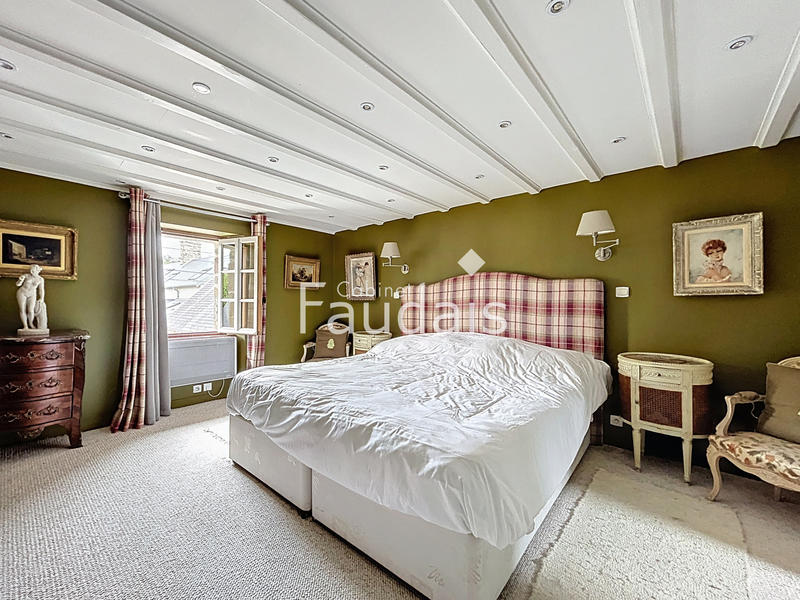 Maison - 277 m² - 8 pièces