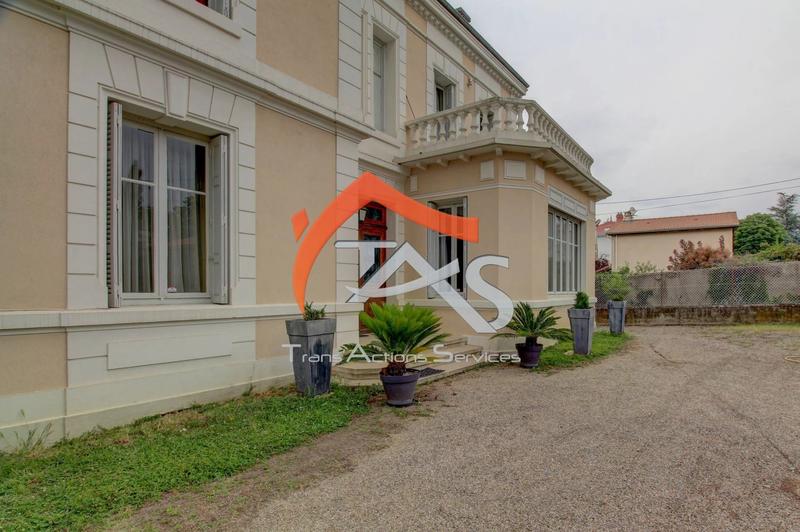 Maison - 374 m² - 10 pièces