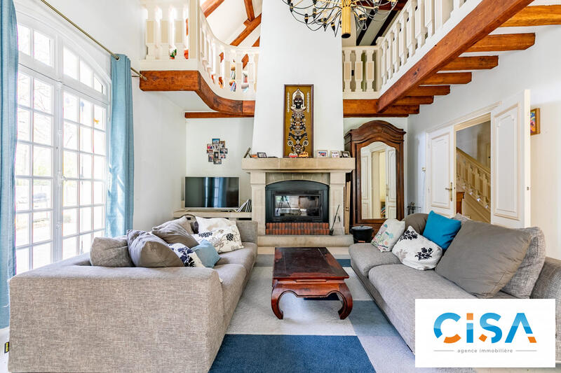 Maison - 230 m² - 8 pièces