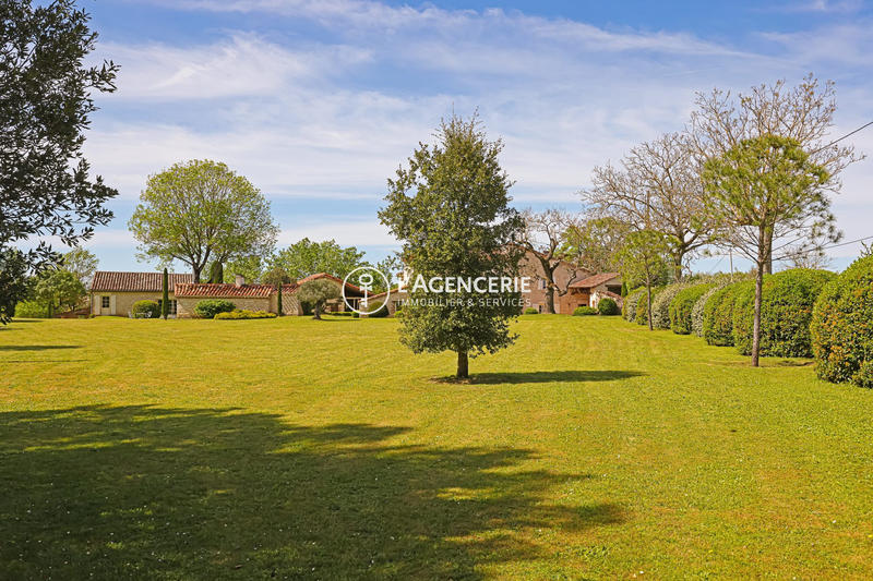 Maison - 360 m² - 12 pièces