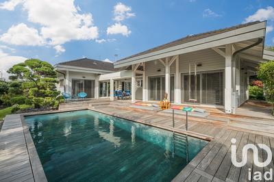 Maison - 220 m² - 6 pièces