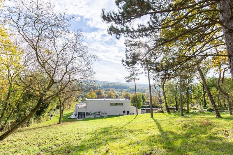 Maison - 238 m² - 8 pièces