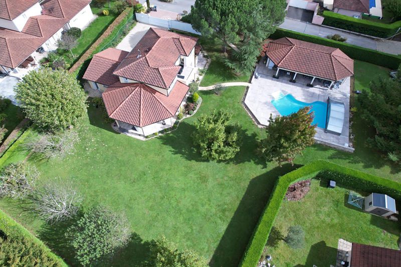 Maison - 220 m² - 6 pièces